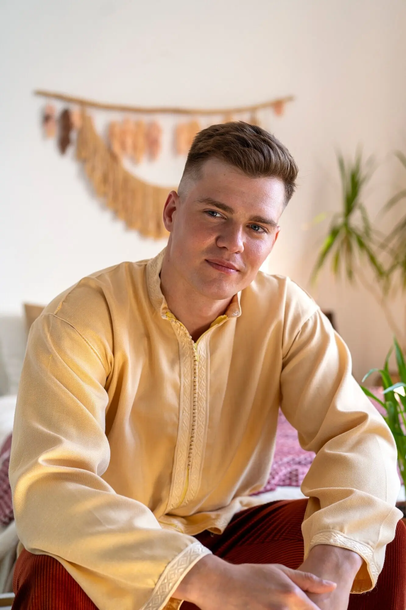 Lebensstil von Menschen, die in Boho-Innenräumen wohnen.